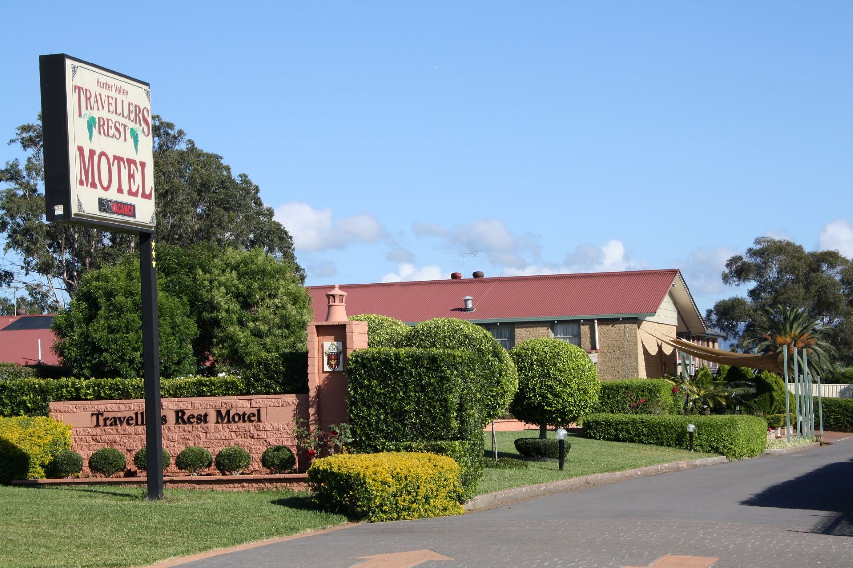Hunter Valley Travellers Rest Motel exterior and sign