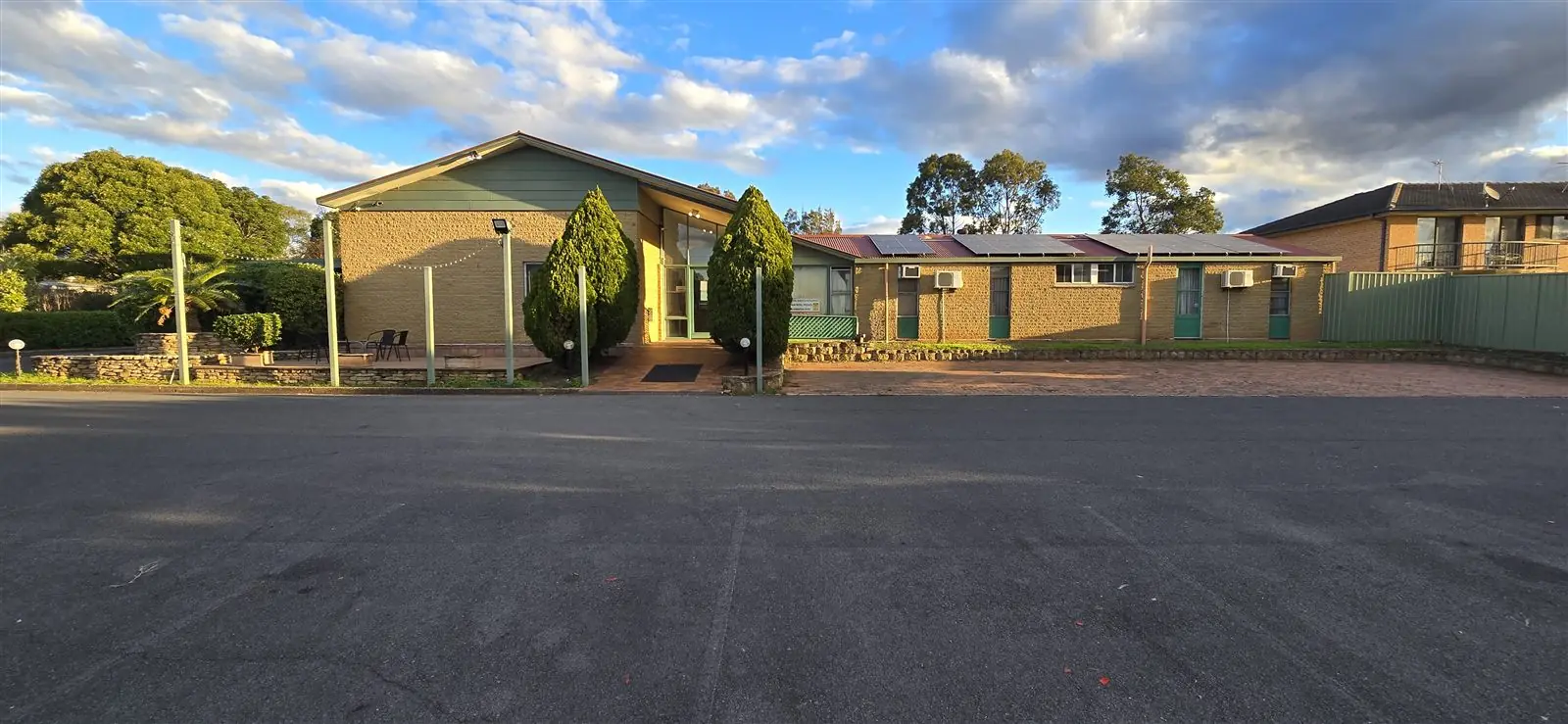 Hunter Valley Travellers Rest Motel exterior and sign
